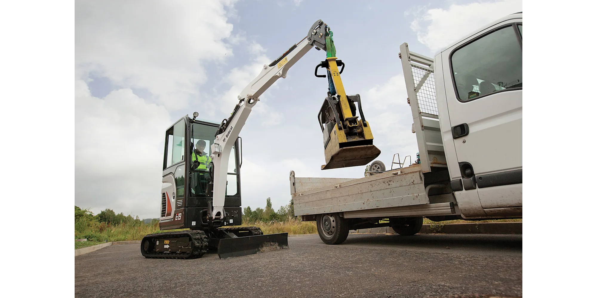 E19 Mini Excavator - Image 3