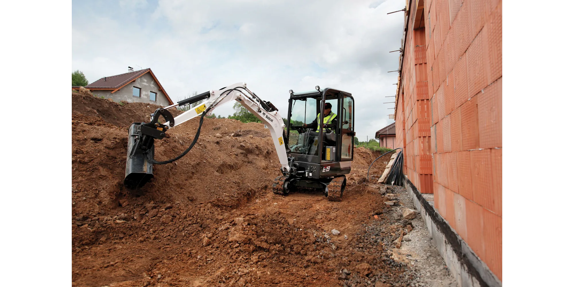 E19 Mini Excavator - Image 2